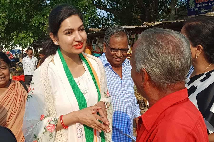 নির্বাচনে প্রতিদ্বন্দ্বিতা করার আগে বাবার সংস্থা ‘মেট্রো বিল্ডার্স প্রাইভেট লিমিটেড’-এর সঙ্গে যুক্ত ছিলেন সোফিয়া। তাঁর স্বামী মিরাজ উল হক বিশিষ্ট শিল্পপতি।