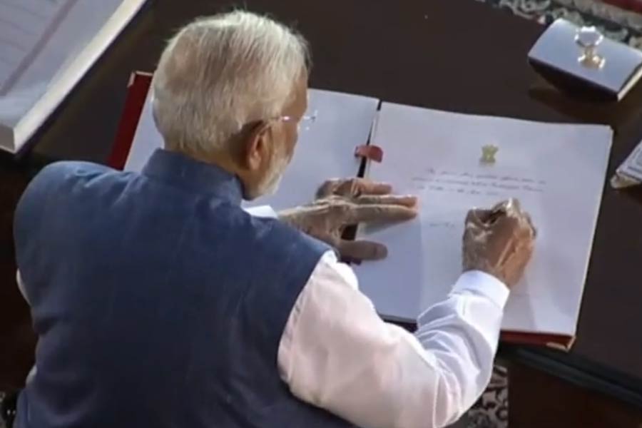 প্রধানমন্ত্রীর হাতে থাকছে কর্মিবর্গ, জনঅভিযোগ, পেনশন মন্ত্রক। পাশাপাশি, পারমাণবিক শক্তি, মহাকাশ বিভাগ মন্ত্রকও থাকছে মোদীর হাতে।  