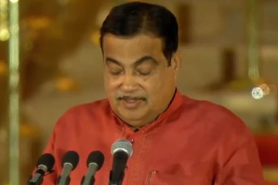 বিজেপি সরকার ২০১৪ সালে ক্ষমতায় আসার পর থেকেই তিনি পরিবহন এবং সড়কপথ মন্ত্রী।  এ ছাড়াও সামলেছেন, ক্ষুদ্র শিল্প ও মাঝারি সংস্থার মন্ত্রক, জাহাজ মন্ত্রক, গ্রামোন্নয়ন মন্ত্রক, জলসম্পদ এবং নদী উন্নয়ন মন্ত্রকও। সেই নিতিন গডকড়ী রবিবার শপথ নিলেন অমিত শাহের পরেই। মহারাষ্ট্রের নাগপুরের বিজেপি সাংসদ নিতিনকে এ বারের মন্ত্রিসভাতেও প্রথম সারির গুরুত্বপূর্ণ মন্ত্রক দেওয়া হবে বলে অনুমান।