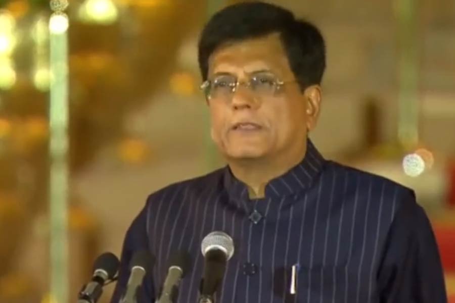 মোদীর মন্ত্রিসভায় দীর্ঘ দিন রেল মন্ত্রকের দায়িত্ব সামলেছেন পীযূষ গয়াল। পরে কেন্দ্রীয় বস্ত্র মন্ত্রকের দায়িত্বে আসেন। ইনিও রাজ্যসভার সাংসদ। রবিবার মোদীর মন্ত্রিসভায় শপথ নিলেন পীযূষ।  