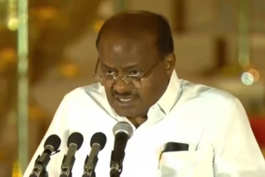 এই লোকসভা নির্বাচনে কর্নাটকে জোট গড়ে লড়েছিল বিজেপি এবং জেডিএস।  জেডিএসের প্রতিষ্ঠা যাঁর হাত ধরে, তিনি দেশের প্রাক্তন প্রধানমন্ত্রী এইচডি দেবগৌড়া।  রবিবার দেবেগৌড়ার পুত্র তথা জেডিএস নেতা এইচডি কুমারস্বামী  কেন্দ্রীয় মন্ত্রী হিসাবে শপথ নিলেন। এ বার কর্নাটকের মাণ্ড্য কেন্দ্র থেকে জয়ী হয়েছেন তিনি। এর আগেও দু’বার ওই কেন্দ্র থেকে জয়ী হন তিনি। 