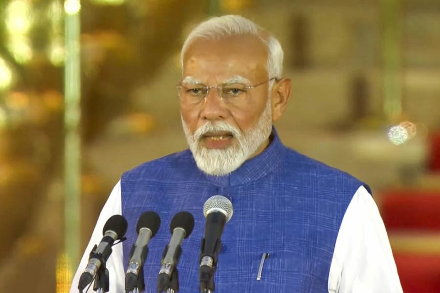 তৃতীয় বার দেশের প্রধানমন্ত্রী হিসাবে শপথ গ্রহণ করলেন নরেন্দ্র মোদী। শপথ নিলেন তাঁর মন্ত্রিসভার ৩০ জন পূর্ণমন্ত্রীও। কে কে মন্ত্রী হলেন? এক ঝলকে দেখে নেওয়া যাক।