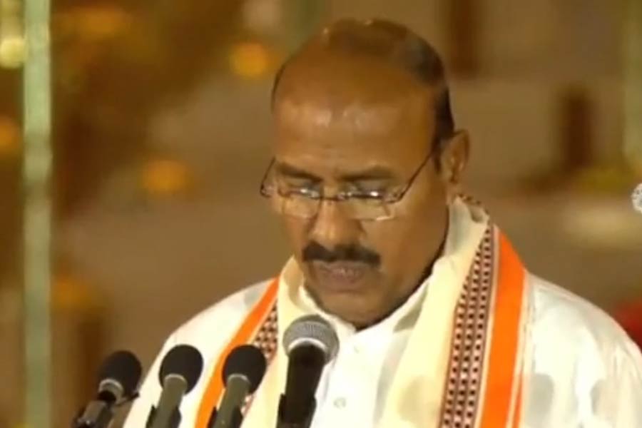 পূর্ণমন্ত্রী হলেন মধ্যপ্রদেশের টিকমগড়ের বিজেপি সাংসদ বীরেন্দ্র কুমার। দ্বিতীয় মোদী সরকারে সামাজিক ন্যায়বিচার মন্ত্রকের দায়িত্বে ছিলেন তিনি।