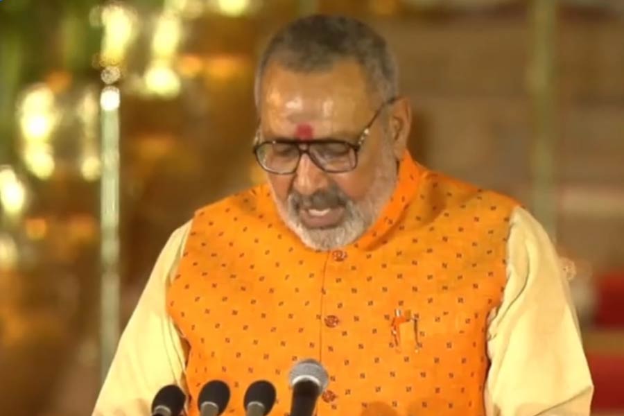  বিদায়ী মন্ত্রিসভায় কেন্দ্রীয় গ্রামোন্নয়ন মন্ত্রী তথা বিহারের বেগুসরাই কেন্দ্রের বিজেপি সাংসদ গিরিরাজ সিংহ তৃতীয় মোদী সরকারেও  পূর্ণমন্ত্রী হিসাবে শপথ নিলেন। 