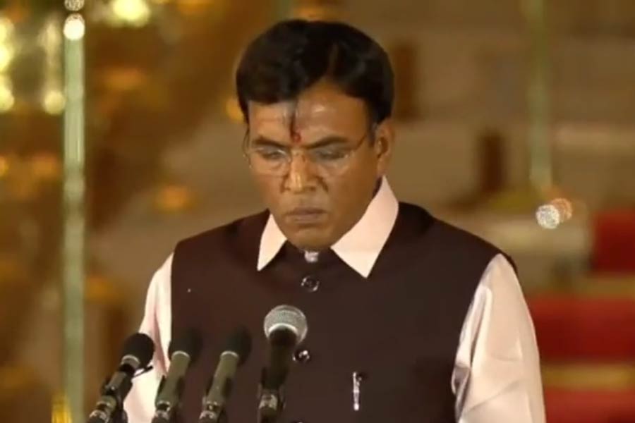 মন্ত্রী হলেন  গুজরাতের পোরবন্দর কেন্দ্রের বিজেপি সাংসদ মনসুখ মান্ডবীয়। 