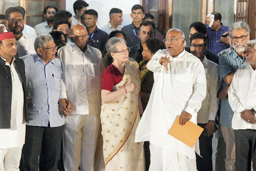 প্রাণিত: মল্লিকার্জুন খড়্গের বাড়িতে বিরোধী নেতৃবৃন্দের বৈঠক, দিল্লি, ৫ জুন।