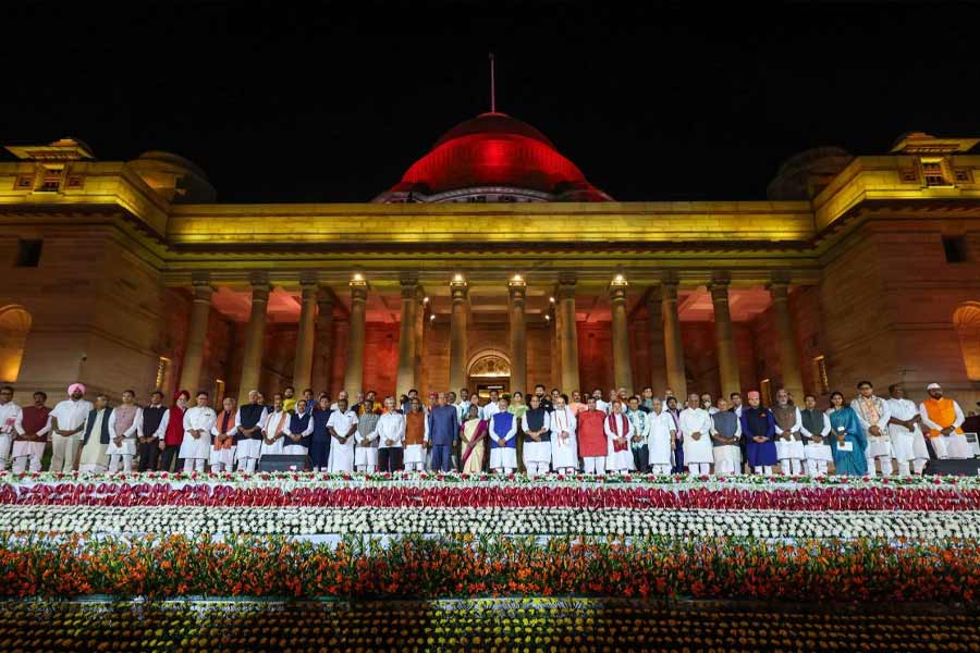 বিজেপির নেতৃত্বাধীন এনডিএ সরকার গড়লেও লোকসভায় এ বার নিরঙ্কুশ সংখ্যাগরিষ্ঠতা পায়নি মোদীর দল। তাই মন্ত্রিত্বের ক্ষেত্রে শরিকদের চাহিদাও মেটাতে হয়েছে তাঁকে। বাদ দিতে হয়েছে নিজের দলের বেশ কয়েক জনকে। 