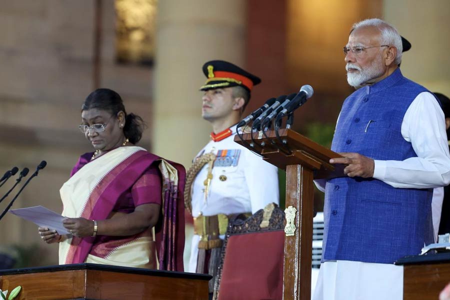 রবিবার সন্ধ্যায় রাষ্ট্রপতি ভবনে প্রধানমন্ত্রী হিসাবে তৃতীয় বারের জন্য শপথগ্রহণ করেছেন মোদী। তাঁর সঙ্গে শপথ নিয়েছেন আরও ৭১ জন। মোদীর এই নতুন মন্ত্রিসভায় মোট ৩০ জন পূর্ণমন্ত্রী রয়েছেন। প্রতিমন্ত্রীর দায়িত্ব পেয়েছেন ৪১ জন।