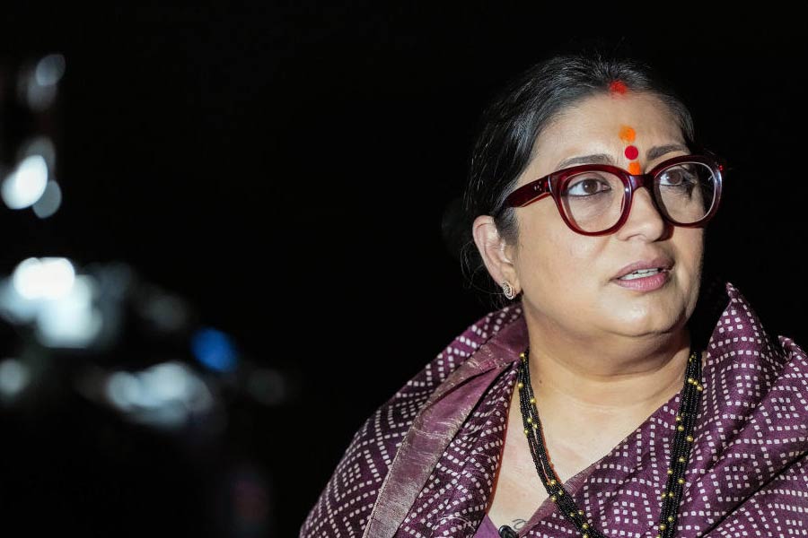 এর আগে মোদীর মন্ত্রিসভায় যে ১০ জন মহিলা সদস্য ছিলেন, এ বার তাঁদের মধ্যে থেকে বাদ পড়েছেন স্মৃতি ইরানি। তিনি উত্তরপ্রদেশের অমেঠী কেন্দ্র থেকে লোকসভায় লড়েছিলেন। কিন্তু পরাজিত হয়েছেন। 