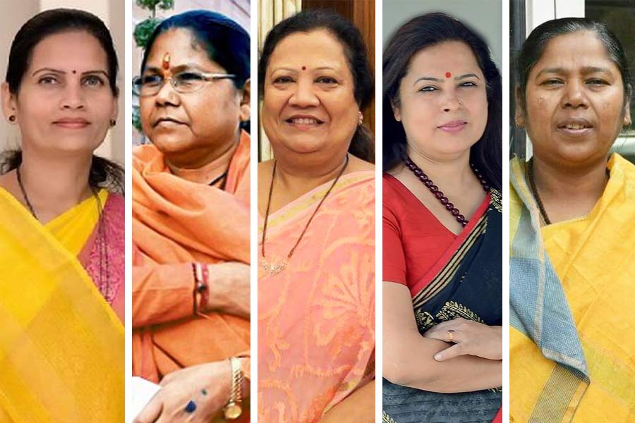 এ ছাড়াও এ বার মন্ত্রিসভা থেকে বাদ পড়েছেন ভারতী পওয়ার, সাধ্বী নিরঞ্জন জ্যোতি, দর্শনা জরদোশ, মিনাক্ষী লেখি এবং প্রতিমা ভৌমিক।