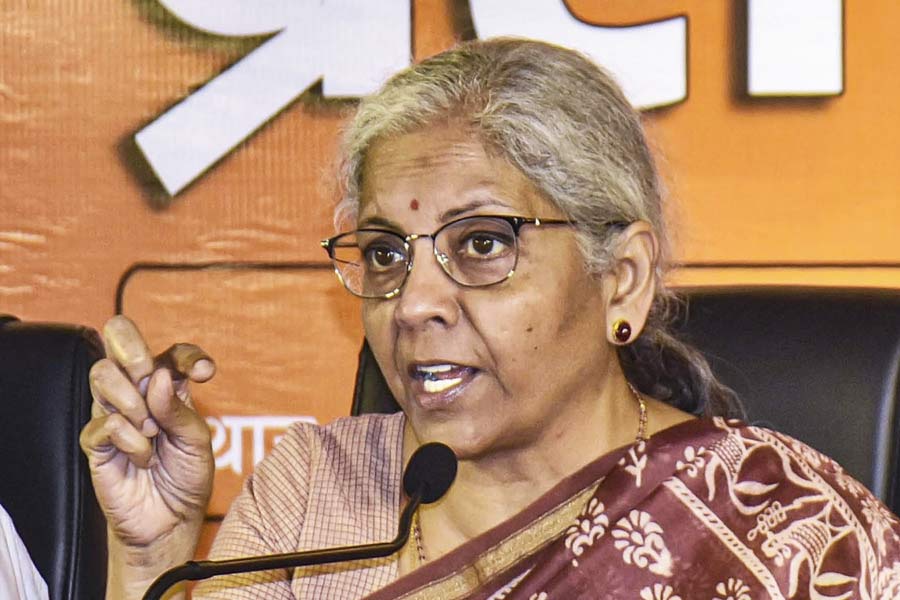 নির্মলা সীতারামন— বিজেপির রাজ্যসভার সাংসদ নির্মলা সীতারামন। লোকসভায় লড়েননি। আগের মন্ত্রিসভায় তিনি অর্থমন্ত্রীর দায়িত্বে ছিলেন। রবিবার পূর্ণমন্ত্রী হিসাবেই শপথ নিয়েছেন। তবে কোন মন্ত্রকে তাঁকে এ বার পাঠানো হবে, তা স্পষ্ট নয়। এই নিয়ে পর পর তিন বার মোদীর মন্ত্রিসভার সদস্য হলেন নির্মলা। 