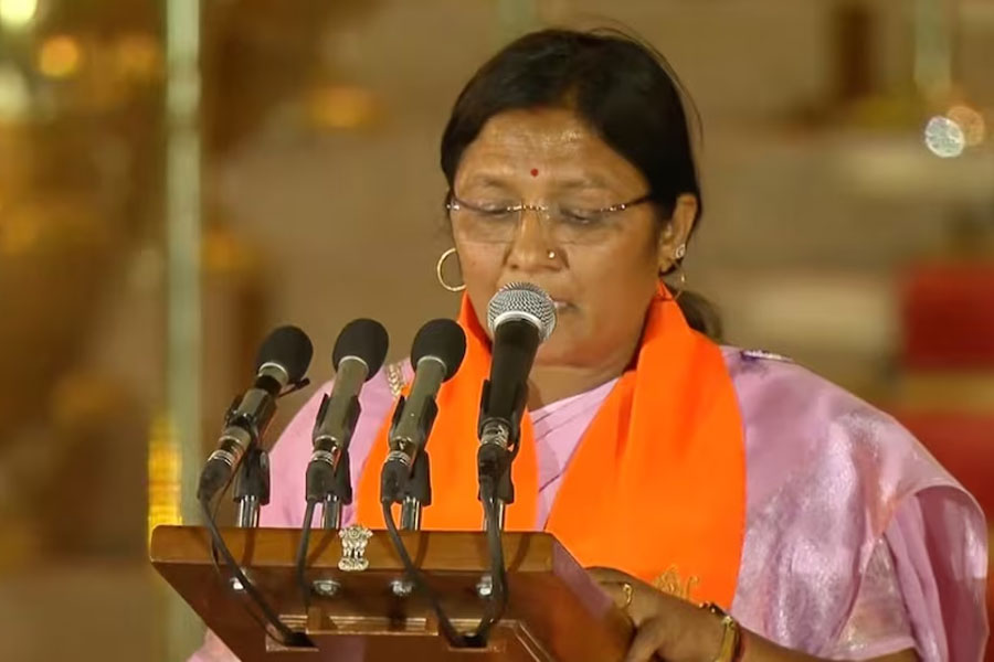 সাবিত্রী ঠাকুর— মোদী মন্ত্রিসভার প্রতিমন্ত্রী হিসাবে রবিবার শপথ নিয়েছেন মধ্যপ্রদেশের আদিবাসী নেত্রী সাবিত্রী ঠাকুর। এ বারের নির্বাচনে ধার কেন্দ্র থেকে বিজেপির টিকিটে জিতেছেন।