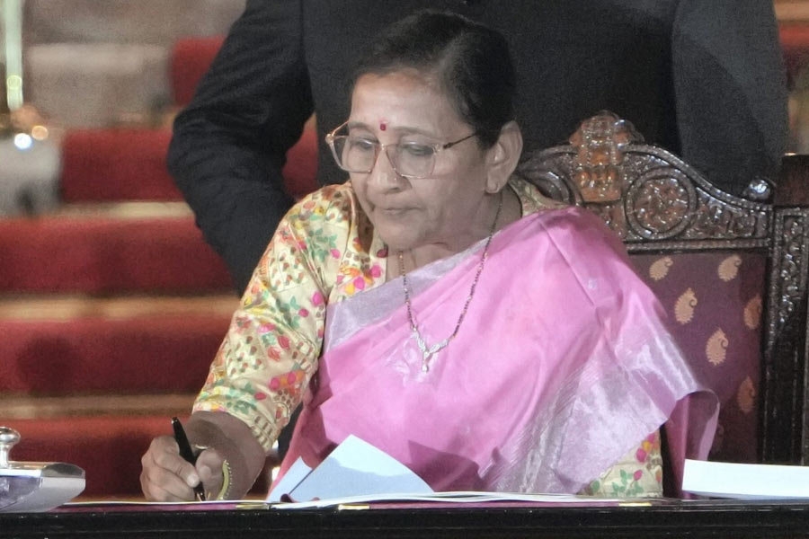 নিমুবেন বাম্ভনিয়া— গুজরাতের ভাবনগর কেন্দ্র থেকে এ বারের লোকসভা নির্বাচনে সাড়ে চার লক্ষের বেশি ভোটে জিতেছেন নিমুবেন বাম্ভনিয়া। গুজরাত থেকে এ বার বিজেপি তিন মহিলাকে টিকিট দিয়েছিল, নিমুবেন তাঁদের মধ্যে অন্যতম। ২০১৩ থেকে ২০২১ সাল পর্যন্ত তিনি গুজরাতে বিজেপির মহিলা মোর্চার দায়িত্বেও ছিলেন। রবিবার প্রতিমন্ত্রী হিসাবে শপথ নিয়েছেন তিনি। 