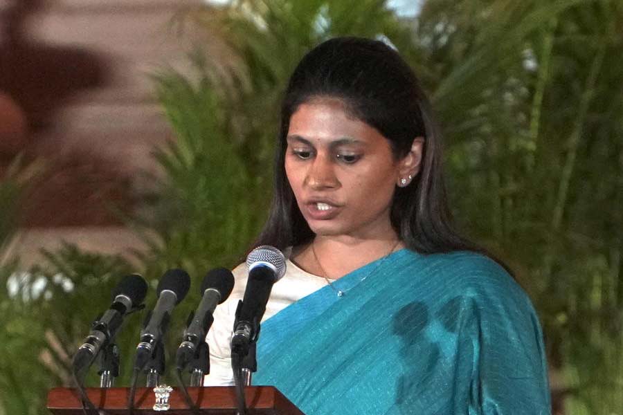 রক্ষা খডসে— মহারাষ্ট্রের তিন বারের সাংসদ রক্ষা খডসে রবিবার প্রতিমন্ত্রী হিসাবে শপথ নিয়েছেন। তিনি প্রাক্তন বিজেপি নেতা একনাথ খডসের নাতনি। মহারাষ্ট্রের রাবের কেন্দ্র থেকেই এ বারও তিনি ভোটে লড়েছিলেন। জিতেছেন ২ লক্ষ ৭২ হাজার ভোটের ব্যবধানে। 