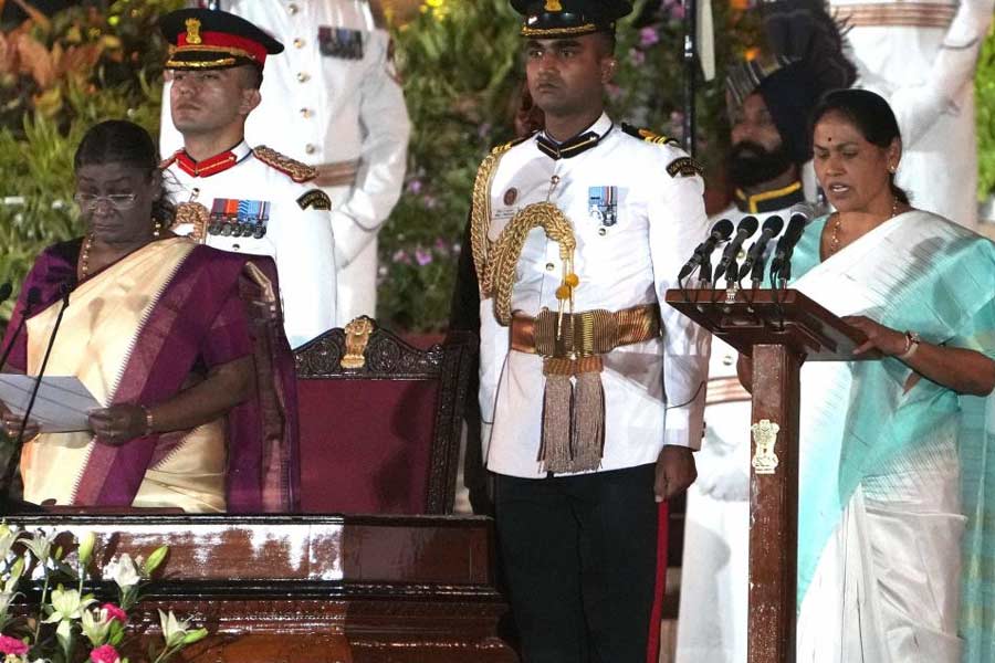 শোভা কারনদলাজে— কর্নাটকের বিজেপি নেত্রী শোভা কারনদলাজে আগের মন্ত্রিসভাতেও ছিলেন। তিনি কৃষি প্রতিমন্ত্রীর দায়িত্ব সামলেছেন। কর্নাটকের তিন বারের সাংসদ তিনি। এ বার ভোটে লড়েছিলেন বেঙ্গালুরু উত্তর কেন্দ্র থেকে। আড়াই লক্ষের বেশি ভোটে জিতে তিনি বেঙ্গালুরুর প্রথম মহিলা সাংসদ হয়েছেন। রবিবার শপথ নিয়েছেন প্রতিমন্ত্রী হিসাবে।