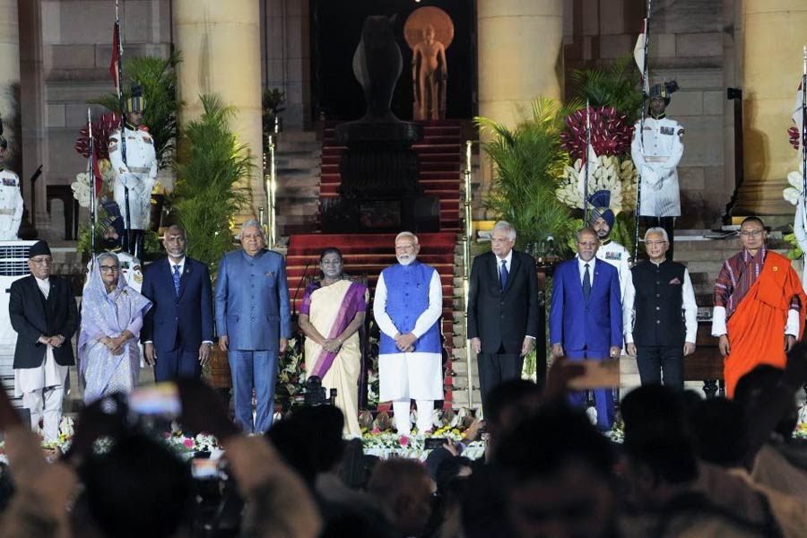 রবিবার সন্ধ্যায় রাষ্ট্রপতি ভবনে প্রধানমন্ত্রীর শপথগ্রহণ অনুষ্ঠানে উপস্থিত ছিলেন বাংলাদেশের প্রধানমন্ত্রী শেখ হাসিনা, শ্রীলঙ্কার প্রেসিডেন্ট রনিল বিক্রমসিঙ্ঘে, মলদ্বীপের প্রেসিডেন্ট মহম্মদ মুইজ্জুর মতো রাষ্ট্রনেতারা।