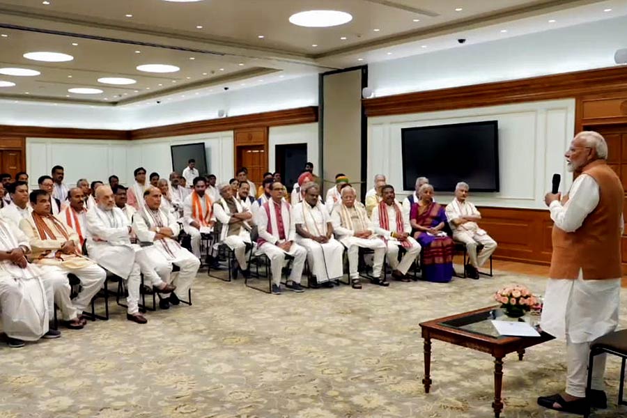 নতুন মন্ত্রীদের নিয়ে সোমবার বিকেলে নিজের বাসভবনে বৈঠক করবেন মোদী। সেখানে মন্ত্রক বণ্টন নিয়ে সিদ্ধান্ত হতে পারে বলে মনে করা হচ্ছে। 