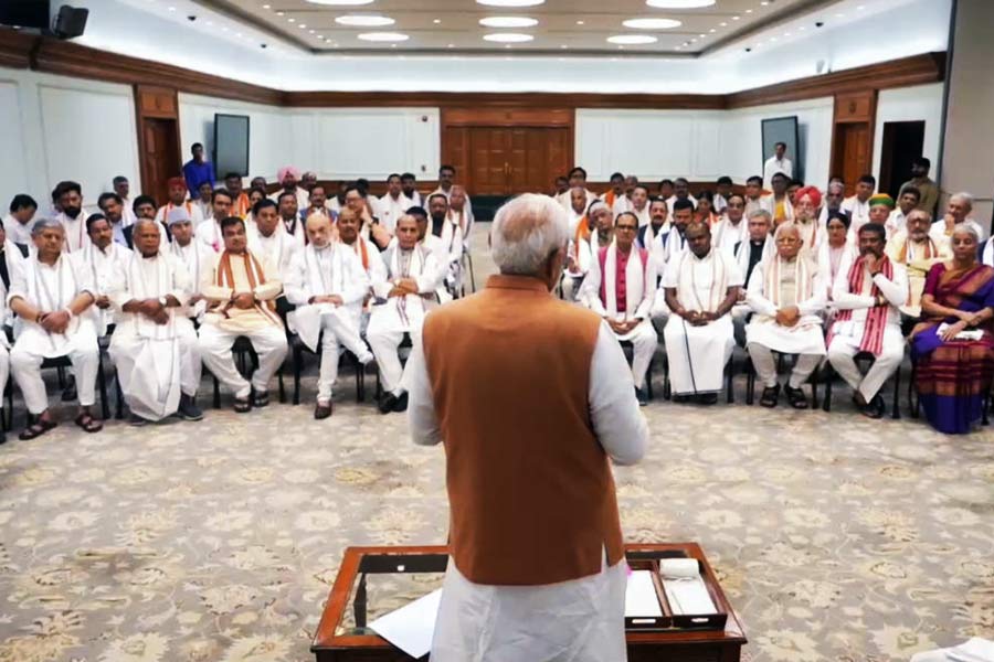 তৃতীয় বার দেশের প্রধানমন্ত্রী হিসাবে শপথ গ্রহণ করলেন নরেন্দ্র মোদী। শপথ নিলেন তাঁর মন্ত্রিসভার ৩০ জন পূর্ণমন্ত্রী এবং ৪১ জন প্রতিমন্ত্রী (পাঁচ জন স্বাধীন দায়িত্বপ্রাপ্ত-সহ)। তবে এ বারের মন্ত্রিসভায় বাদ পড়লেন কিছু চেনা মুখ। অথচ আগের মন্ত্রিসভায় গুরুত্বপূর্ণ দায়িত্ব পেয়েছিলেন তাঁরা। এমনকি, রবিবার শপথগ্রহণ করার আগে সে দিন সকালে সাত, লোককল্যাণ মার্গের বাড়িতে এনডিএ-র বেশ কয়েক জন সাংসদকে চা-চক্রে আমন্ত্রণ জানিয়েছিলেন মোদী। সেখানে আমন্ত্রিতদের তালিকায়ও দেখা যায়নি তাঁদের।