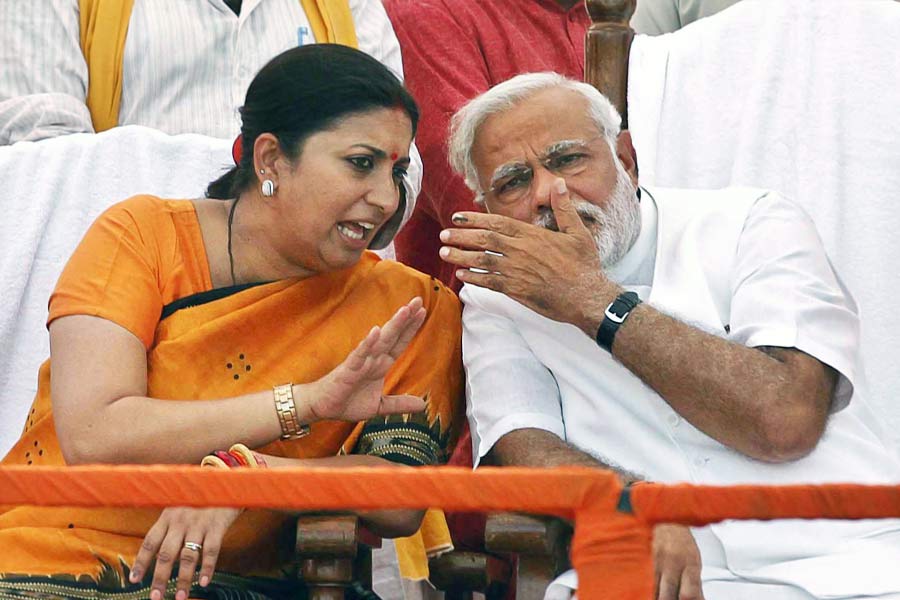 ২০১৪ সালে মোদী যখন প্রথম সরকার গঠন করেন, তখন হিন্দি ধারাবাহিকের জনপ্রিয় অভিনেত্রী স্মৃতি ইরানি হয়ে উঠেছেন পুরোদস্তুর রাজনীতিক। ২০১৪ সালের মন্ত্রিসভায় স্মৃতি ছিলেন চেনা মুখ। মন্ত্রিসভায় থাকা স্মৃতিকে দায়িত্ব দেওয়া হয় মানব সম্পদ উন্নয়ন মন্ত্রকের।