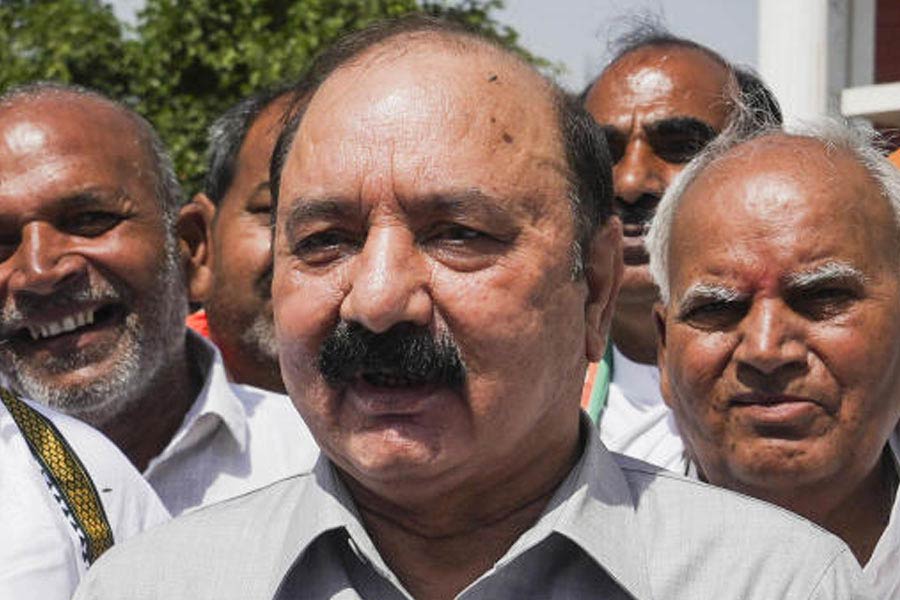 ২০২৪ সালের লোকসভা নির্বাচনের লড়াইয়ে আবার অমেঠী কেন্দ্র থেকেই বিজেপি প্রার্থী হয়ে দাঁড়িয়েছিলেন স্মৃতি। কিন্তু তাঁর সঙ্গে রাজনীতির মাঠে এ বার আর রাহুল লড়াই করতে নামেননি। বরং রাহুলের পরিবর্তে কংগ্রেস প্রার্থী হয়ে লড়েছিলেন কিশোরীলাল শর্মা।