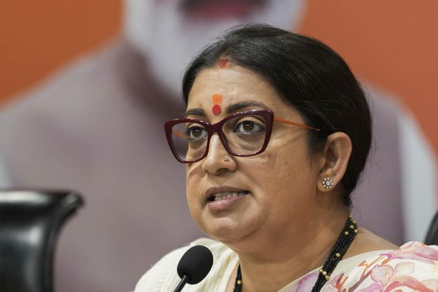 অমেঠী কেন্দ্রে এক লক্ষেরও বেশি ভোটে স্মৃতিকে হারিয়েছেন কিশোরীলাল। পর পর দু’বার জয়ী হয়ে গুরুত্বপূর্ণ মন্ত্রকের দায়িত্ব পেয়েও এ বার আর মন্ত্রিসভায় দেখা গেল না স্মৃতিকে।