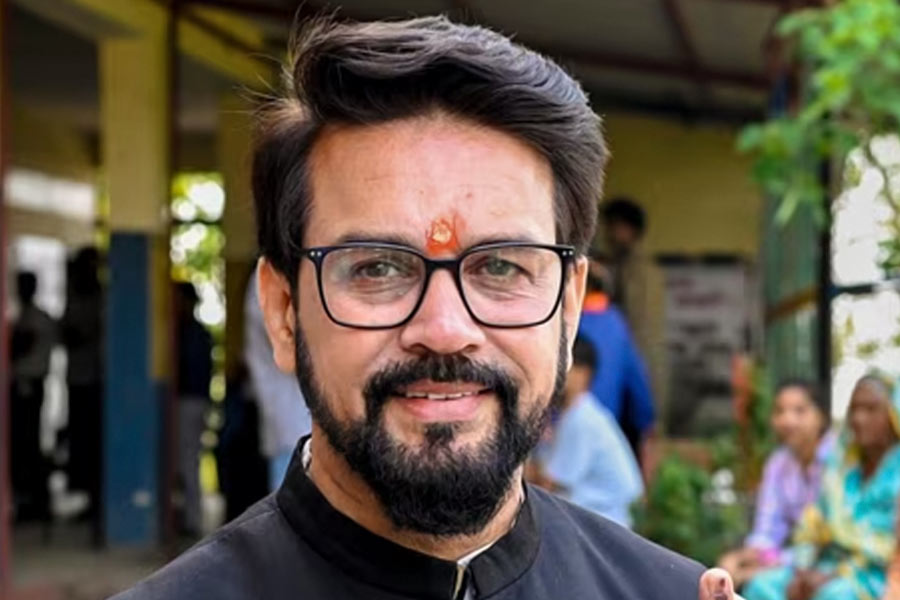 হিমাচল প্রদেশের হামিরপুর কেন্দ্র থেকে পর পর পাঁচ বার ভোটে দাঁড়িয়ে জিতেছেন অনুরাগ ঠাকুর। এ বার লোকসভা নির্বাচনের লড়াইয়ে কংগ্রেস প্রার্থী সতপল রায়জাদাকে প্রায় দু’লক্ষের কাছাকাছি হারিয়েছেন তিনি। কিন্তু রবিবার শপথগ্রহণ করতে দেখা গেল না তাঁকে।