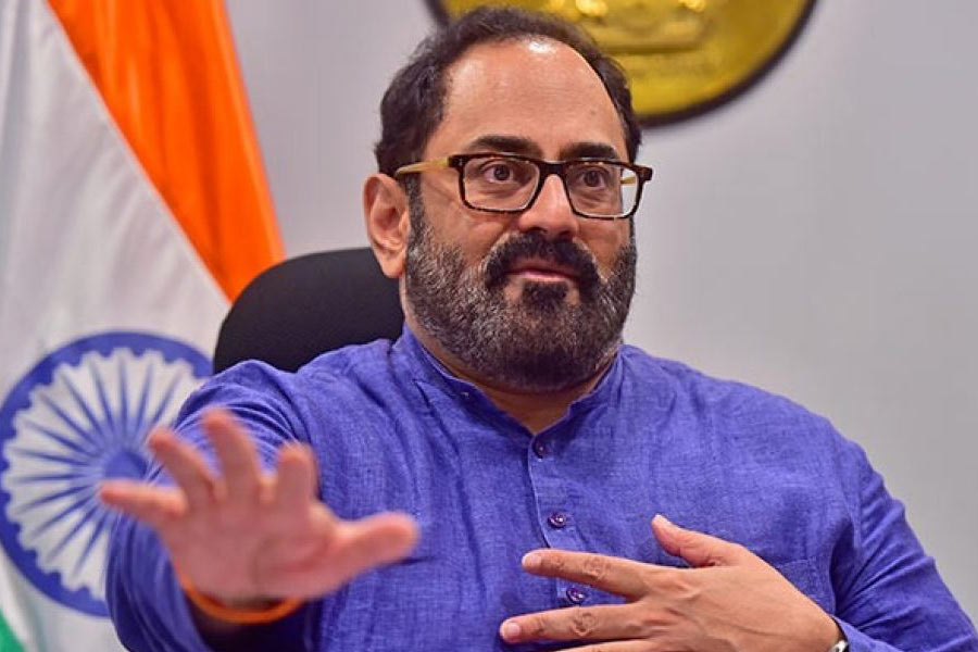 ২০১৯ সালে প্রতিমন্ত্রী হিসাবে শপথগ্রহণ করেছিলেন রাজীব চন্দ্রশেখর। তাঁর দায়িত্বে ছিল ইলেকট্রনিক্স এবং তথ্য-প্রযুক্তি, জলশক্তি মন্ত্রক। এ বার লোকসভা নির্বাচনের লড়াইয়ে তিরুঅনন্তপুরম কেন্দ্র থেকে দাঁড়িয়েছিলেন তিনি। কংগ্রেস প্রার্থী শশী তারুরের কাছে ১৬ হাজার ভোটে হেরে যান। তৃতীয় মোদী মন্ত্রিসভায় শপথ গ্রহণ করতে দেখা যায়নি রাজীবকে।