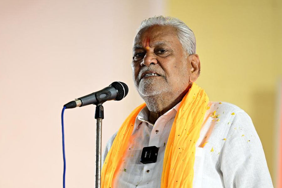 ভোটের প্রচারের সময় ক্ষত্রিয়দের নিয়ে মন্তব্য করে বিতর্কে জড়িয়ে পড়েছিলেন পুরুষোত্তম। উত্তর গুজরাত এবং সৌরাষ্ট্রের ক্ষত্রিয়দের রোষের মুখে পড়েন তিনি। পরে অবশ্য ক্ষমাপ্রার্থনাও করেছিলেন তিনি। কানাঘুষো শোনা যাচ্ছে, বিতর্কে জড়িয়ে পড়ার কারণেই নাকি মোদী ৩.০ থেকে বাদ পড়েছেন তিনি।