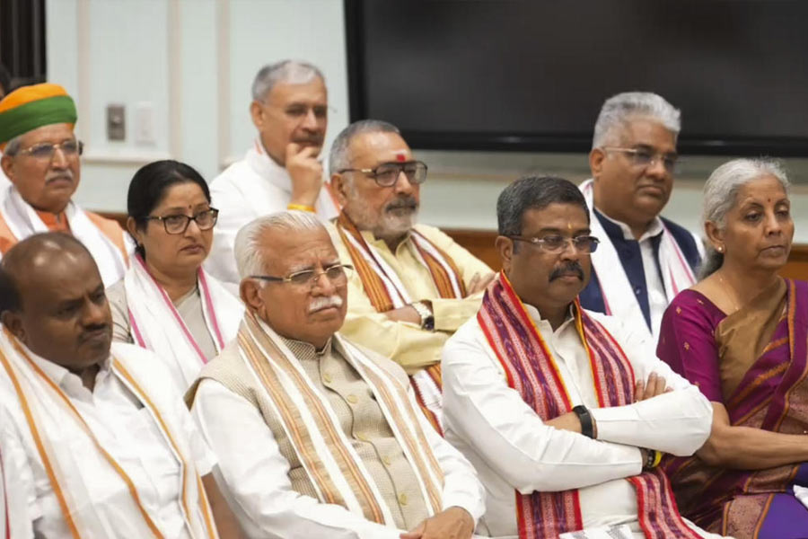 এ বার একক ভাবে সংখ্যাগরিষ্ঠতা পায়নি বিজেপি। তাই সরকার গড়তে এনডিএ-র শরিক দলগুলির উপরে অনেকাংশে নির্ভর করতে হচ্ছে পদ্মশিবিরকে। তাই শরিক দলগুলির বরাতে কোন কোন মন্ত্রিত্ব যায়, সে দিকে নজর রয়েছে সকলের।