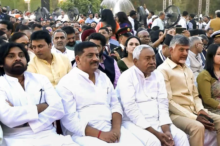 বিজেপি সূত্রে খবর, স্বরাষ্ট্র, প্রতিরক্ষা, অর্থ, শিক্ষা এবং সংস্কৃতির মতো ‘গুরুত্বপূর্ণ’ মন্ত্রক নিজেদের হাতেই রাখতে পারে তারা। তবে অন্য একটি সূত্র বলছে, ‘বিগ ফোর’ মন্ত্রকের মধ্যে থেকে কয়েকটির দাবি জানাতে পারে জোট শরিকরা। তবে বিজেপি সূত্রে খবর, অন্য গুরুত্বপূর্ণ মন্ত্রকগুলির মধ্যে বেশ কিছু বণ্টন করা হতে পারে শরিক দল চন্দ্রবাবু নায়ডুর টিডিপি, নীতীশ কুমারের জেডিইউ, চিরাগ পাসোয়ানের এলজেপি (আর), একনাথ শিন্ডের শিবসেনা, এইচডি দেবগৌড়ার জেডিএস এবং জয়ন্ত চৌধরির আরএলডি-র মধ্যে।