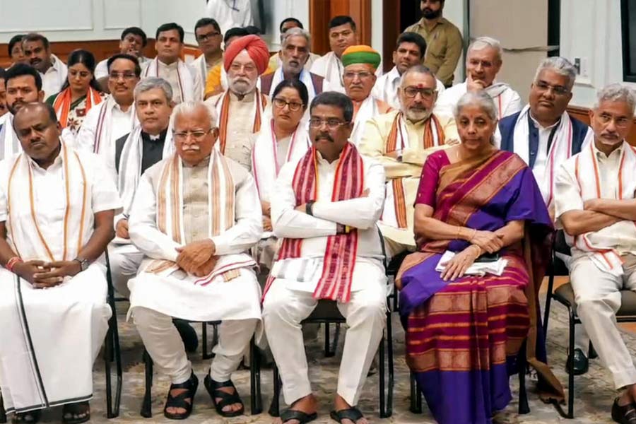 মোদীর মন্ত্রিসভার সদস্য হিসাবে রবিবার শপথ নেওয়া ৩০ জন পূর্ণমন্ত্রীর মধ্যে বিজেপির ২৫ জন। এঁদের মধ্যে গুজরাত থেকে নির্বাচিত রাজ্যসভা সাংসদ এস জয়শঙ্কর, সাকিন তামিলনাড়ুর নির্মলা সীতারামন, হিমাচল প্রদেশের নেতা দলের সর্বভারতীয় সভাপতি জেপি নড্ডা রয়েছেন। রয়েছেন রাজস্থানের অশ্বিনী বৈষ্ণব, যিনি ওড়িশা থেকে নির্বাচিত রাজ্যসভা সাংসদ, পঞ্জাবের হরদীপ সিংহ পুরী, যিনি উত্তরপ্রদেশ থেকে নির্বাচিত রাজ্যসভার সাংসদ।