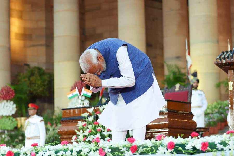 বিজেপি থেকে প্রতিমন্ত্রী হয়েছেন ৩৫ জন। পশ্চিমবঙ্গের শান্তনু ঠাকুর, সুকান্ত মজুমদার ছাড়া তালিকায় রয়েছেন জম্মু ও কাশ্মীরের জিতেন্দ্র সিংহ, রাজস্থানের অর্জুন রাম মেঘওয়াল, ভগীরথ চৌধরি, মহারাষ্ট্রের মুরলীধর মোহল, উত্তরপ্রদেশের জিতিন প্রসাদ, পঙ্কজ চৌধরি, এসপি সিংহ বঘেল, কীর্তিবর্ধন সিংহ, বিএল বর্মা, কমলেশ পাসোয়ান, গোয়ার শ্রীপদ নায়েক, দিল্লির হর্ষ মলহোত্র, অন্ধ্রপ্রদেশের ভূপতিরাজু শ্রীনিবাস বর্মা, ছত্তীসগঢ়ের তোখন শাহু, হরিয়ানার কৃষ্ণপাল গুজ্জর, রাও ইন্দ্রজিৎ সিংহ, অসমের পবিত্র মার্গেরিটা, বিহারের নিত্যানন্দ রাই, সতীশচন্দ্র দুবে। বিজেপির প্রতিমন্ত্রীদের তালিকায় কর্নাটকের ভি সোমান্না, শোভা কারান্ডলাজে, কেরলের সুরেশ গোপী, তামিলনাড়ুর এল মুরুগান, উত্তরাখণ্ডের অজয় টামটা, মহারাষ্ট্রের রক্ষা খড়সে, তেলঙ্গানার বান্দি সঞ্জয় কুমার, ঝাড়খণ্ডের সঞ্জয় শেঠ, মধ্যপ্রদেশের দুর্গাদাস উইকে ও সাবিত্রী ঠাকুর, গুজরাতের নিমুবেন বাহ্মনিয়া। পঞ্জাবের রভনীত সিংহ বিট্টু এবং কেরলের জর্জ কুরিয়েন সংসদের কোনও কক্ষের সদস্য না হয়েও মন্ত্রিসভায় ঠাঁই পেয়েছেন।