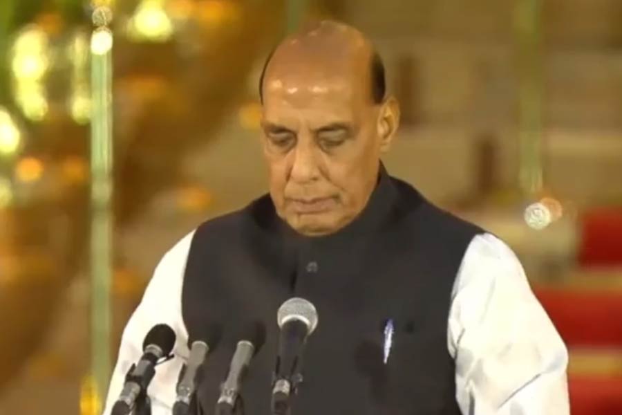 রবিবার মোদীর পরেই শপথ নেন রাজনাথ সিংহ। উত্তরপ্রদেশের লখনউ থেকে জয়ী হয়েছেন তিনি। গত বারের মতো এই দফাতেও তিনি পেলেন প্রতিরক্ষা মন্ত্রক।