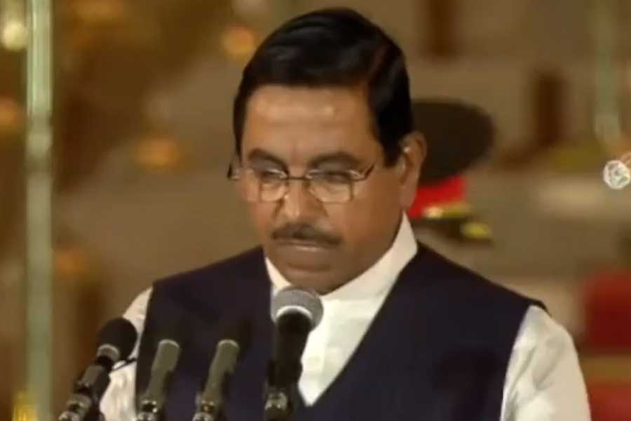 বিজেপি সাংসদ প্রহ্লাদ জোশী পেয়েছেন ক্রেতা সুরক্ষা, খাদ্য, জনবণ্টন মন্ত্রক। পাশাপাশি, পুনর্ব্যবহারযোগ্য শক্তি মন্ত্রকও পেয়েছেন তিনি।