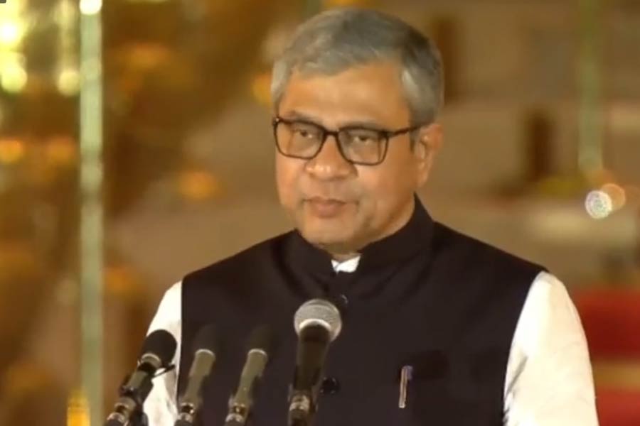 রেল মন্ত্রক তৃতীয় দফাতেও থাকছে অশ্বিনী বৈষ্ণবের হাতে। সেই সঙ্গে তাঁর কাছে রয়ে গেল তথ্য ও সম্প্রচার মন্ত্রক। পাশাপাশি, তথ্য প্রযুক্তি এবং বৈদ্যুতিন মন্ত্রকও থাকছে তাঁর হাতে।