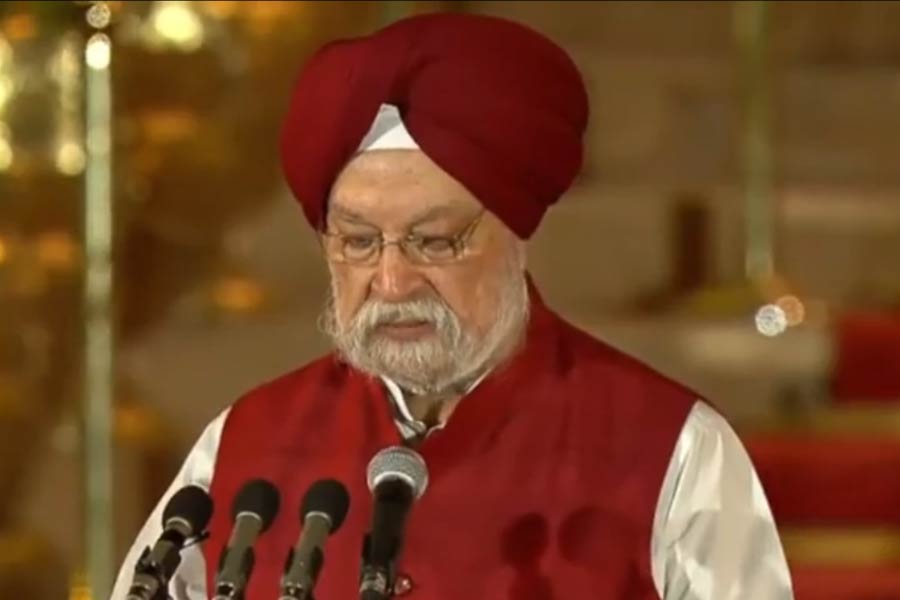 হরদীপ সিংহ পুরী পেলেন পেট্রোলিয়াম এবং প্রাকৃতিক গ্যাস মন্ত্রক।