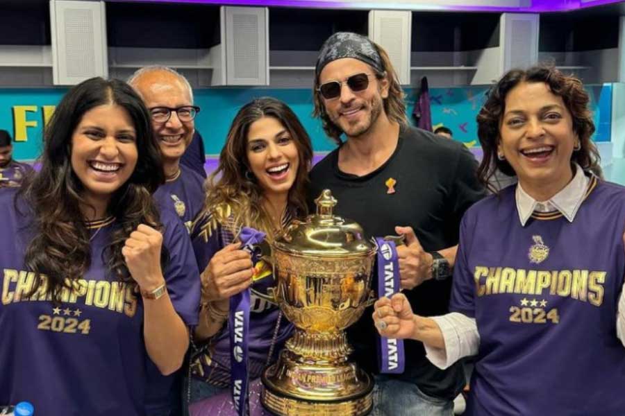 বলিপাড়া সূত্রে খবর, ম্যানেজার হিসাবে চাকরি করে শাহরুখের কাছ থেকে প্রতি মাসে ৬০ লক্ষ টাকা বেতন পান পূজা।