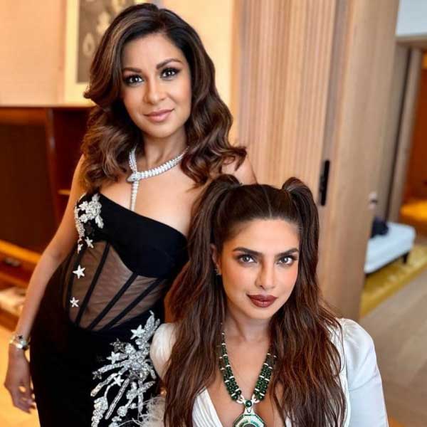 উপার্জনের নিরিখে পিছিয়ে নেই বলি অভিনেত্রী প্রিয়ঙ্কা চোপড়া জোনাসের ম্যানেজার অঞ্জুলা আচারিয়াও। এখন বলিউডের চেয়ে হলিউডে বেশি দেখা যায় প্রিয়ঙ্কাকে। কানাঘুষো শোনা যায়, অঞ্জুলার অনুপ্রেরণায় হলিউডে কাজ করার সিদ্ধান্ত নিয়েছিলেন অভিনেত্রী।