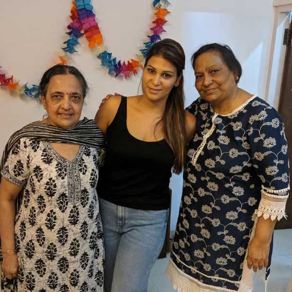 বলিপাড়া সূত্রে খবর, করিনার সঙ্গে কাজ করার সময় পুনমের বার্ষিক আয় ছিল তিন কোটি টাকা।