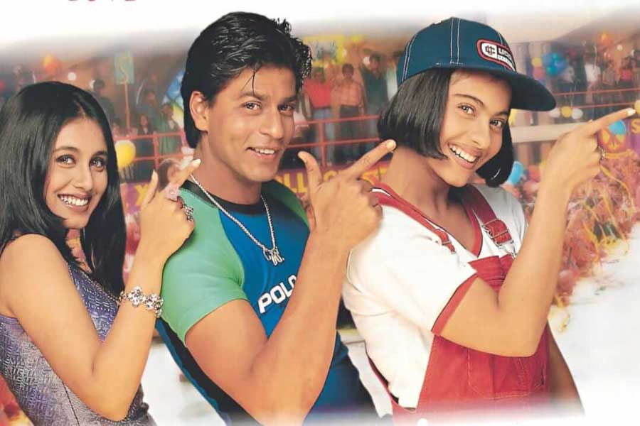 কর্ণ জোহরের পরিচালনায় প্রথম ছবি। বড় পর্দায় একই ফ্রেমে শাহরুখ খান, কাজল এবং রানি মুখোপাধ্যায়। নব্বইয়ের দশকে মুক্তি পাওয়া ‘কুছ কুছ হোতা হ্যায়’ এখনও বলিউডের প্রথম সারির রোম্যান্টিক ঘরানার ছবির তালিকায় রয়েছে। অথচ এই ছবিতে অভিনয়ের প্রস্তাব নাকচ করেছিলেন বলিপাড়ার একাধিক তারকা। তাঁরা সকলেই পরিচালকের প্রস্তাব ফিরিয়ে দিয়েছিলেন। তালিকায় রয়েছে করিশ্মা কপূর, ঊর্মিলা মাতন্ডকর, সইফ আলি খানের মতো তারকাদের নাম।