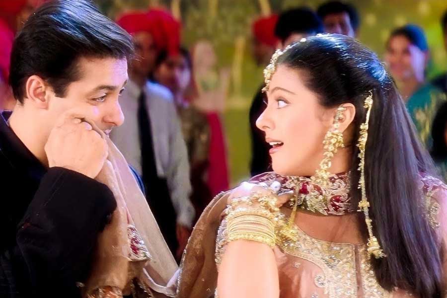 ১৯৯৮ সালে প্রেক্ষাগৃহে মুক্তিপ্রাপ্ত ‘কুছ কুছ হোতা হ্যায়’ ছবিতে রাহুলের চরিত্রে শাহরুখ, অঞ্জলির চরিত্রে কাজল এবং টিনার চরিত্রে রানি অভিনয় করেছেন। তা ছাড়া পার্শ্বচরিত্রে অভিনয় করেছেন ফরিদা জালাল, অনুপম খের, অর্চনাপূরণ সিংহ, জনি লিভারের মতো তারকারা। অতিথিশিল্পী হিসাবে অভিনয় করতে দেখা যায় সলমন খানকে। কিন্তু সলমন প্রথম পছন্দ ছিলেন না পরিচালকের।