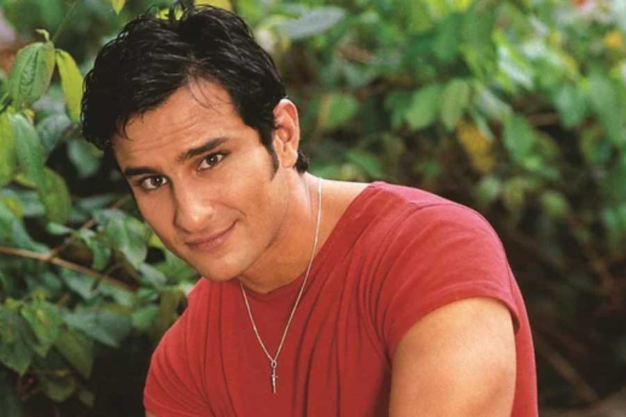 বলিপাড়ার গুঞ্জন, চন্দ্রচূড়ের ছেড়ে দেওয়া চরিত্রে অভিনয়ের জন্য সইফ আলি খানকে প্রস্তাব দিয়েছিলেন কর্ণ। কিন্তু কোনও এক অজানা কারণে কর্ণের প্রস্তাব ফিরিয়ে দেন সইফ।