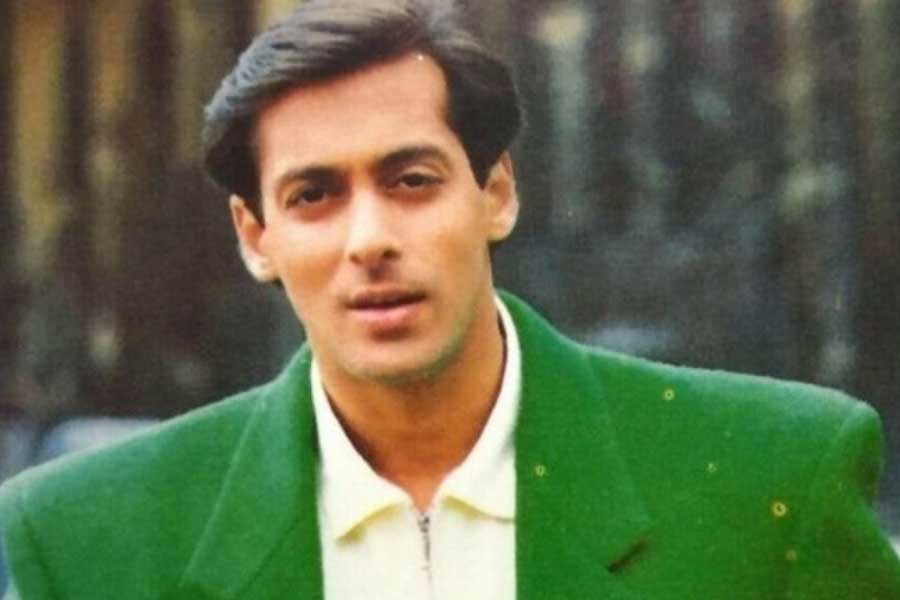 চন্দ্রচূড় এবং সইফ দু’জনেই প্রস্তাব ফিরিয়ে দিলে সলমনের সঙ্গে কথা বলেন কর্ণ। শেষমেশ অমনের চরিত্রে অভিনয়ের জন্য রাজি হন সলমন।