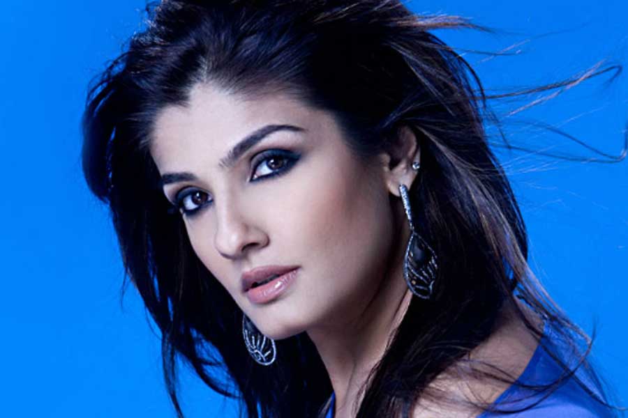 কানাঘুষো শোনা যায়, টিনার চরিত্রে অভিনয়ের জন্য প্রথমে রবিনা টন্ডনকে প্রস্তাব দিয়েছিলেন কর্ণ। কিন্তু দ্বিতীয় অভিনেত্রী হিসাবে অভিনয় করতে চাননি রবিনা। তাই এই ছবিতে অভিনয়ের প্রস্তাব ফিরিয়ে দেন তিনি।