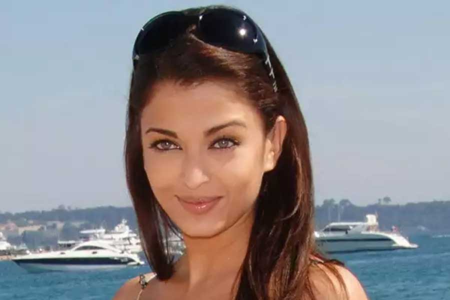 ঐশ্বর্যা রাই বচ্চনকেও টিনার চরিত্রে অভিনয়ের প্রস্তাব দেওয়া হয়। বলিপাড়ার একাংশের দাবি, তিনি অন্য একটি ছবিতে একই ধরনের চরিত্রে অভিনয় করেছিলেন। টিনার চরিত্রে নতুনত্ব খুঁজে না পাওয়ায় ‘কুছ কুছ হোতা হ্যায়’ ছবিতে অভিনয়ের প্রস্তাব ফিরিয়ে দেন তিনি।