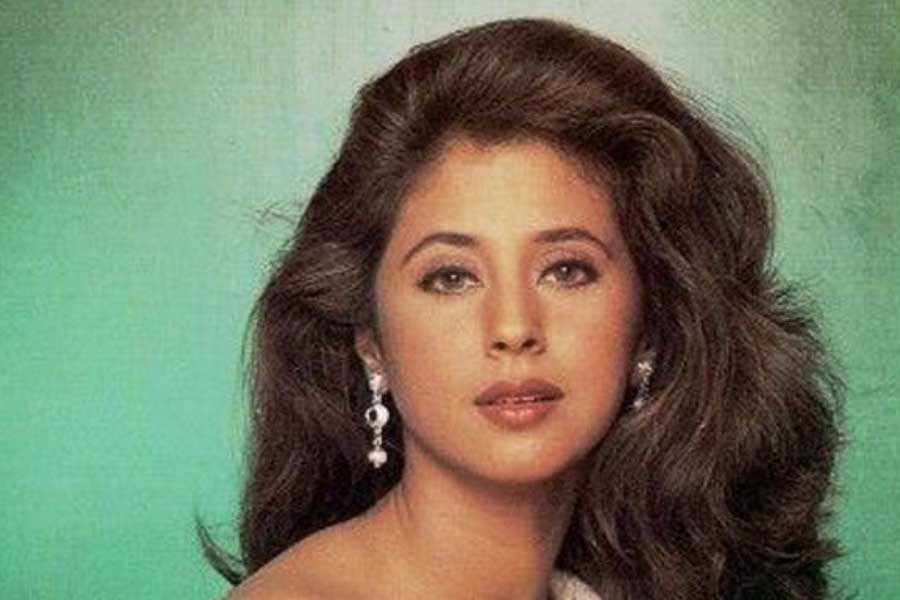 বলিপাড়া সূত্রে খবর, টিনার চরিত্রের জন্য এর পর ঊর্মিলা মাতন্ডকরকে প্রস্তাব দেন কর্ণ। কিন্তু কর্ণের এই প্রস্তাব ফিরিয়ে দেন অভিনেত্রী।