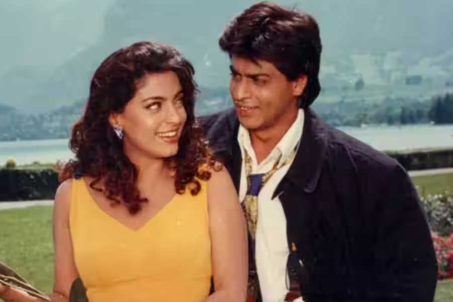 শাহরুখের সঙ্গে একাধিক হিন্দি ছবিতে জুহি চাওলাকে জুটি বাঁধতে দেখা গিয়েছে। বলিপাড়ার অধিকাংশের দাবি, ‘কুছ কুছ হোতা হ্যায়’ ছবিতে টিনার চরিত্রে অভিনয়ের জন্য জুহিকে প্রস্তাব দেন কর্ণ। কিন্তু এই ছবিতে অভিনয়ের প্রস্তাব ফিরিয়ে দেন জুহি।