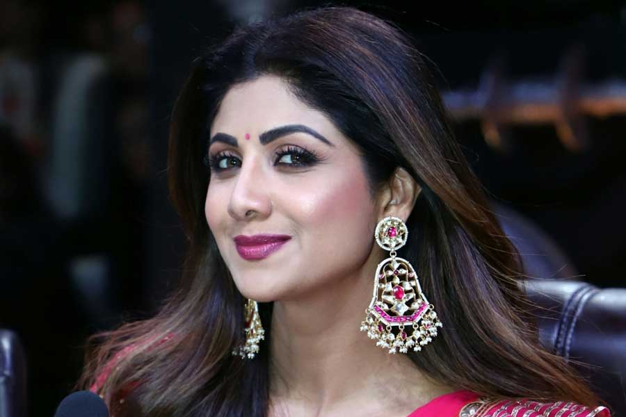 বলিপাড়ার একাংশের দাবি, শিল্পা শেট্টিকেও নাকি ‘কুছ কুছ হোতা হ্যায়’ ছবিতে অভিনয়ের জন্য প্রস্তাব দিয়েছিলেন কর্ণ। কিন্তু অভিনেত্রী সেই প্রস্তাবে রাজি হননি।