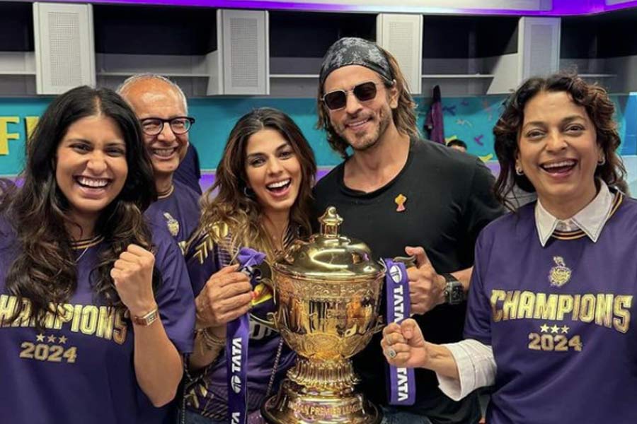 Shah Rukh Khan, Juhi Chawla and Pooja Dadlani