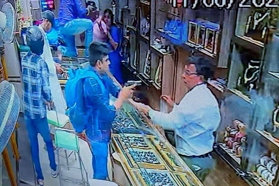 Robbers challenges Police while looting jewelry shop in howrah dgtld